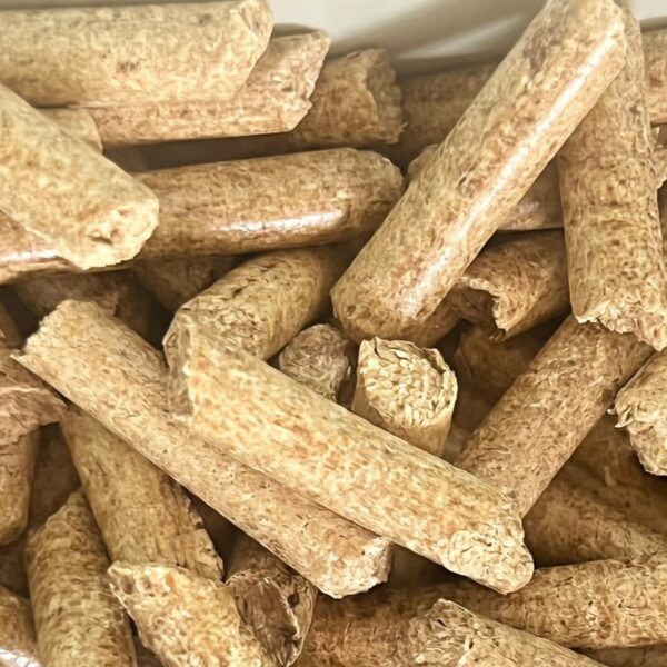 Wheat straw cat litter